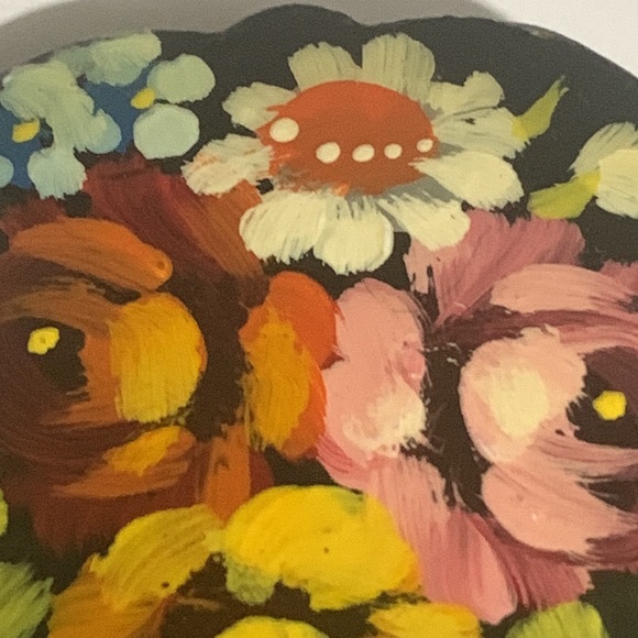 Black Laquer Russian Floral signed Brooch - Picture 5 of 8